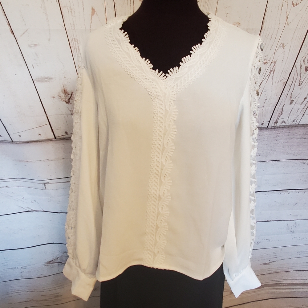 Kara and Kate V-neck long sleeved lace trimmed blouse white size Small